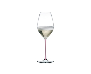 RIEDEL Fatto A Mano Champagne Glass Mauve gefüllt mit einem Getränk auf weißem Hintergrund