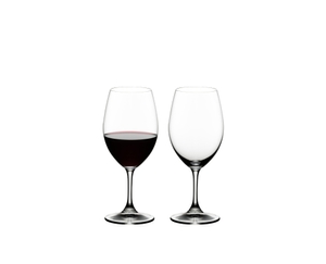 RIEDEL Ouverture Red Wine con bebida en un fondo blanco