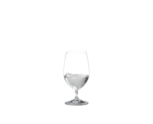 2 RIEDEL Vinum Gourmet Glasses side by side. The glass on the left side is filled with water, the other one is empty.