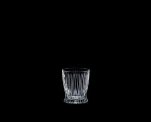 RIEDEL Tumbler Collection Fire Whisky auf schwarzem Hintergrund