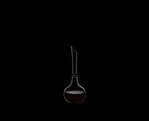 RIEDEL Dekanter Superleggero R.Q. gefüllt mit einem Getränk auf schwarzem Hintergrund