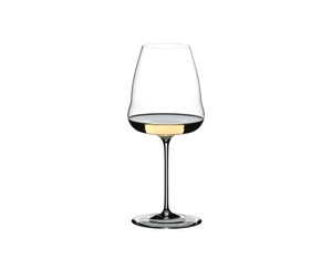 RIEDEL Winewings Verkostungsset gefüllt mit einem Getränk auf weißem Hintergrund
