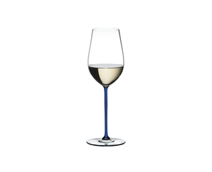 RIEDEL Fatto A Mano Riesling/Zinfandel Dark Blue R.Q. filled with a drink on a white background