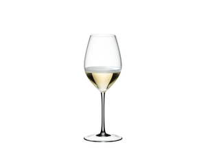 RIEDEL Sommeliers Champagner Weinglas gefüllt mit einem Getränk auf weißem Hintergrund