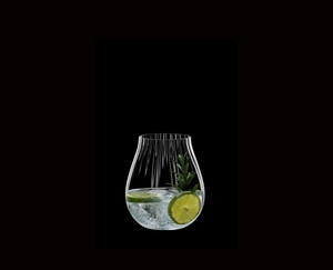 RIEDEL Tumbler Collection Mehrzweckglas gefüllt mit einem Getränk auf schwarzem Hintergrund
