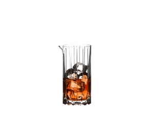 RIEDEL Drink Specific Glassware Mixing Glass riempito con una bevanda su sfondo bianco