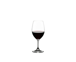 RIEDEL Ouverture Red Wine riempito con una bevanda su sfondo bianco