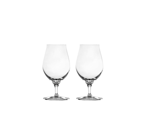 SPIEGELAU Carft Beer Glasses Barrel Aged Beer Glas gefüllt mit einem Getränk auf weißem Hintergrund