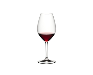 RIEDEL 002 Glas gefüllt mit einem Getränk auf weißem Hintergrund