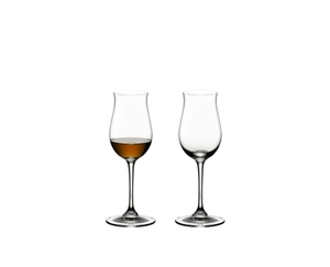 RIEDEL Vinum verre à Cognac Hennessy rempli avec une boisson sur fond blanc