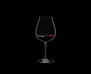 RIEDEL Restaurant Neue Welt Pinot Noir gefüllt mit einem Getränk auf schwarzem Hintergrund