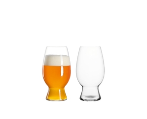 SPIEGELAU Craft Beer Glasses American Wheat Beer gefüllt mit einem Getränk auf weißem Hintergrund