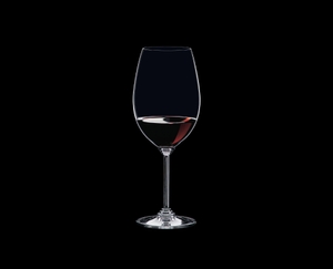 RIEDEL Wine Syrah/Shiraz gefüllt mit einem Getränk auf schwarzem Hintergrund
