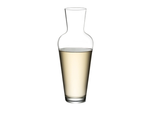 RIEDEL Wine Friendly Decanter gefüllt mit einem Getränk auf weißem Hintergrund