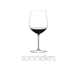 RIEDEL Sommeliers Burgundy Grand Cru con bebida en un fondo blanco