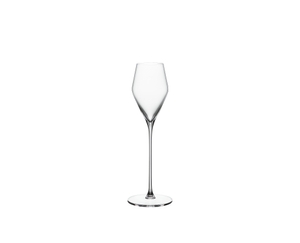 SPIEGELAU Definition Digestive Glass riempito con una bevanda su sfondo bianco