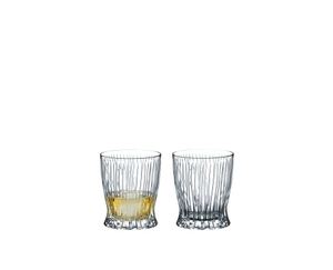RIEDEL Tumbler Collection Fire Whisky riempito con una bevanda su sfondo bianco