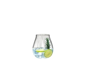 RIEDEL Optical Set da gin riempito con una bevanda su sfondo bianco