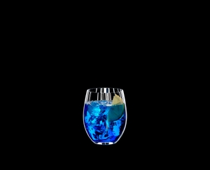 RIEDEL Tumbler Collection Optical O Longdrink gefüllt mit einem Getränk auf schwarzem Hintergrund