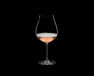 RIEDEL Veritas Restaurant Neue Welt Pinot Noir/Nebbiolo/Rosé Champagner gefüllt mit einem Getränk auf schwarzem Hintergrund