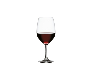 SPIEGELAU Vino Grande Bordeauxglas gefüllt mit einem Getränk auf weißem Hintergrund