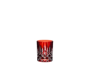 RIEDEL Laudon Rosso riempito con una bevanda su sfondo bianco