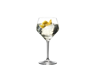 RIEDEL Set da Gin riempito con una bevanda su sfondo bianco