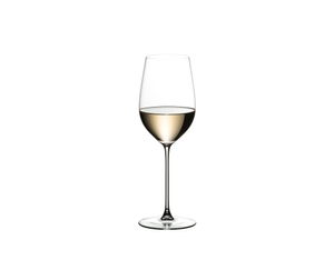 RIEDEL Veritas Restaurant Riesling/Zinfandel gefüllt mit einem Getränk auf weißem Hintergrund