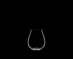 RIEDEL O Wine Tumbler New World Pinot Noir auf schwarzem Hintergrund