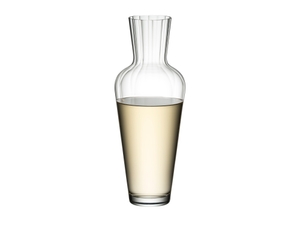 RIEDEL Wine Friendly Decanter gefüllt mit einem Getränk auf weißem Hintergrund