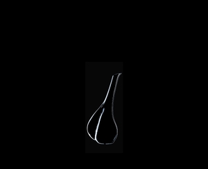 RIEDEL Dekanter Black Tie Touch auf schwarzem Hintergrund