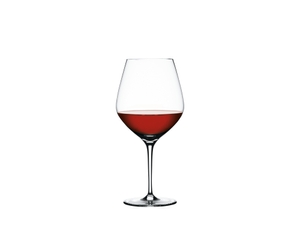 SPIEGELAU Authentis Burgunder gefüllt mit einem Getränk auf weißem Hintergrund