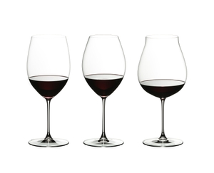 RIEDEL Veritas lot de dégustation « Vin rouge » rempli avec une boisson sur fond blanc