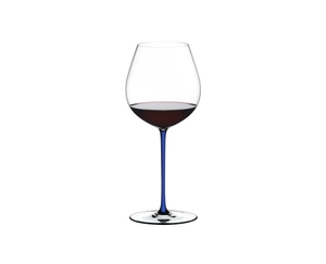 RIEDEL Fatto A Mano Pinot Noir Blau gefüllt mit einem Getränk auf weißem Hintergrund