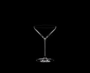RIEDEL Extreme Martini auf schwarzem Hintergrund
