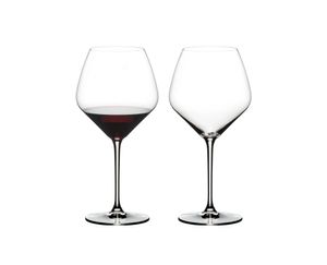 RIEDEL Extreme Pinot Noir gefüllt mit einem Getränk auf weißem Hintergrund