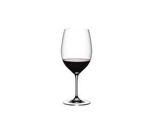 RIEDEL Vinum Cabernet Sauvignon/Merlot (Bordeaux) gefüllt mit einem Getränk auf weißem Hintergrund