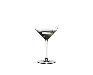 RIEDEL Extreme Restaurant Cocktail gefüllt mit einem Getränk auf weißem Hintergrund