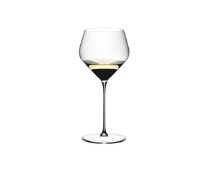 RIEDEL Veloce Chardonnay gefüllt mit einem Getränk auf weißem Hintergrund