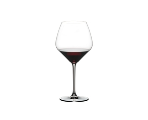 RIEDEL Extreme Restaurant Pinot Noir/Nebbiolo gefüllt mit einem Getränk auf weißem Hintergrund