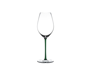 RIEDEL Fatto A Mano Champagner Weinglas Grün auf weißem Hintergrund