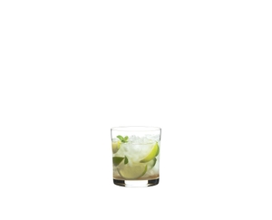 RIEDEL Manhattan Double Old Fashioned gefüllt mit einem Getränk auf weißem Hintergrund