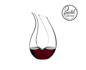 RIEDEL Decanter Amadeo Mini filled with a drink on a white background