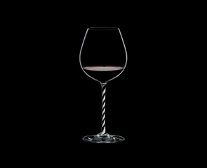 RIEDEL Fatto A Mano Pinot Noir Schwarz & Weiß gefüllt mit einem Getränk auf schwarzem Hintergrund