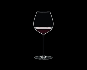 RIEDEL Fatto A Mano Pinot Noir Schwarz gefüllt mit einem Getränk auf schwarzem Hintergrund