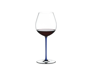 RIEDEL Fatto A Mano Pinot Nero, blu scuro riempito con una bevanda su sfondo bianco