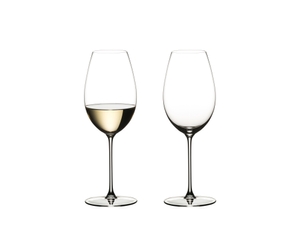 Two glasses RIEDEL Veritas Sauvignon Blanc. The glass on the left side is filled with white wine, the other one is unfilled.