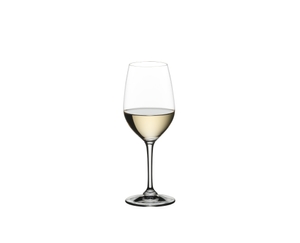 RIEDEL Restaurant Riesling/Zinfandel gefüllt mit einem Getränk auf weißem Hintergrund