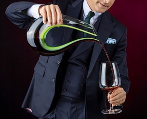 RIEDEL Amadeo Phyllon Decanter in uso