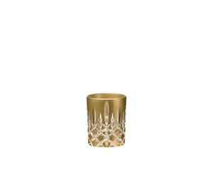 RIEDEL Laudon Tumbler - Gold gefüllt mit einem Getränk auf weißem Hintergrund